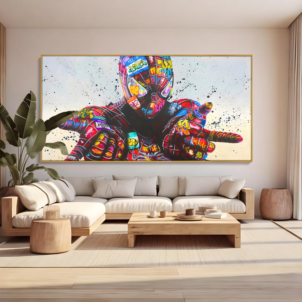 Tablou canvas cu tablou canvas cu omul paianjen in stil grafitti, in rama de aluminiu auriu, pe perete intr-un living